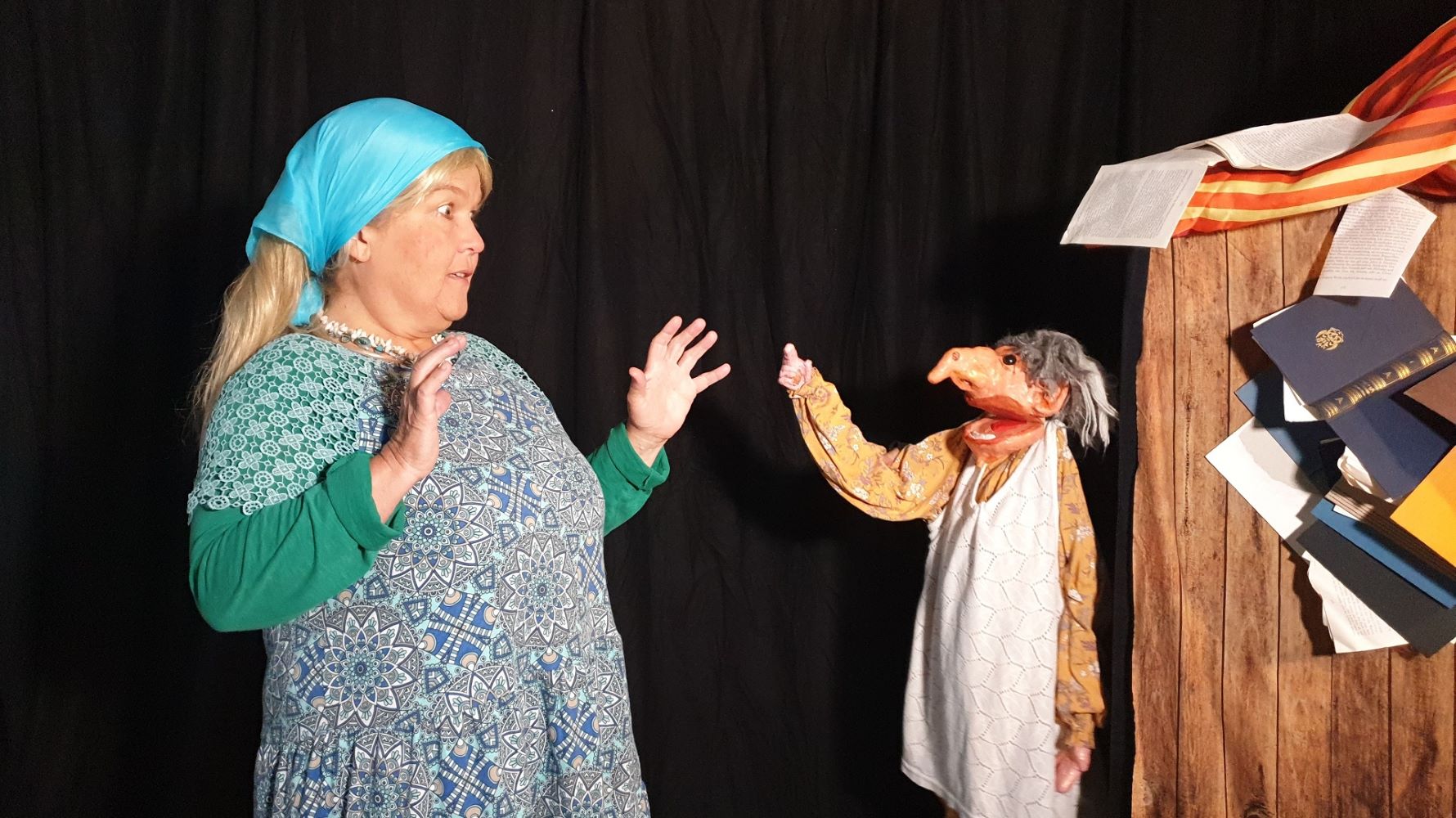 Theater Bunter Vogel: Die Bücherhexe und das Hexen-Einmaldrei